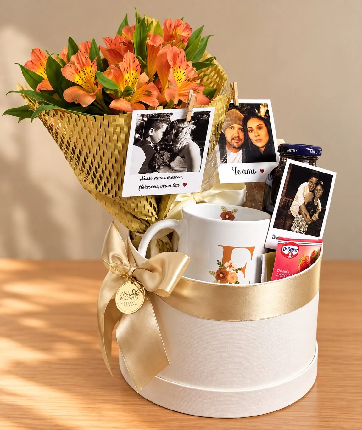 Buquê com caneca e fotos